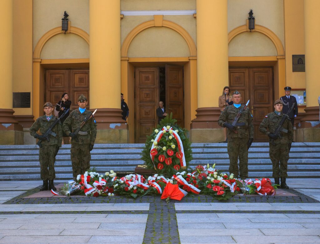 warta honorowa przy płycie Grobu Nieznanego Żołnierza przed kościołem garnizonowym
