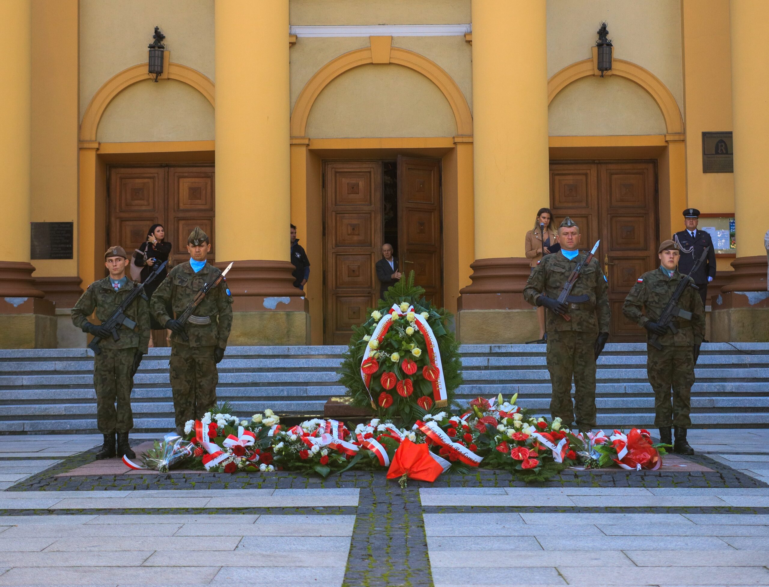 warta honorowa przy płycie Grobu Nieznanego Żołnierza przed kościołem garnizonowym