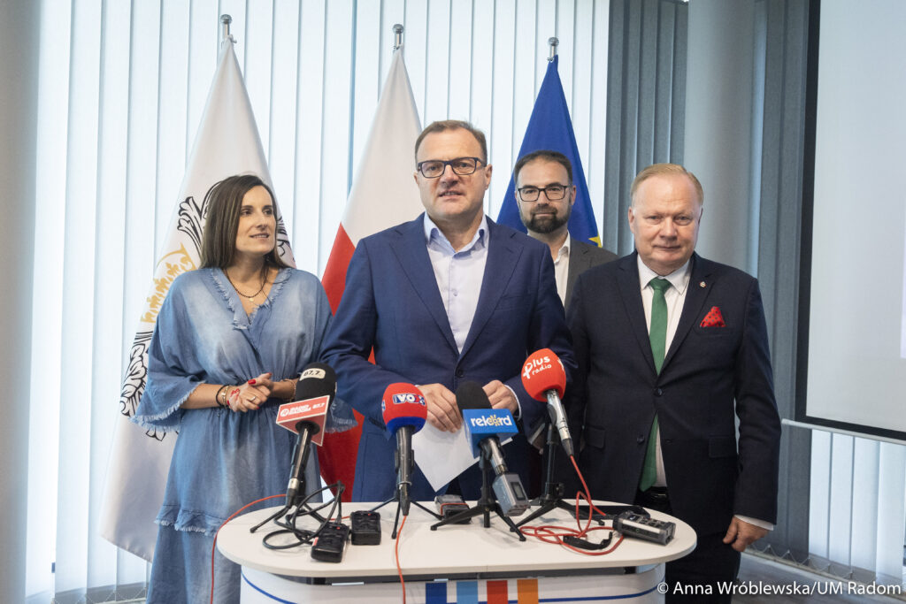 Prezydent wraz z zastępcami i prezesem Radomiaka na konferencji prasowej